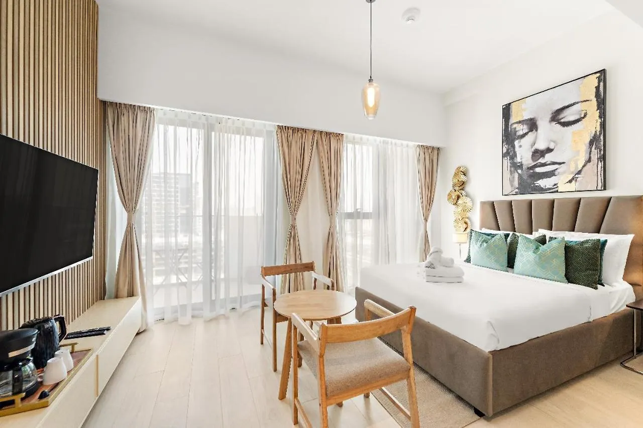 Stunning Studio W Pool & Gym Dubai Apartment